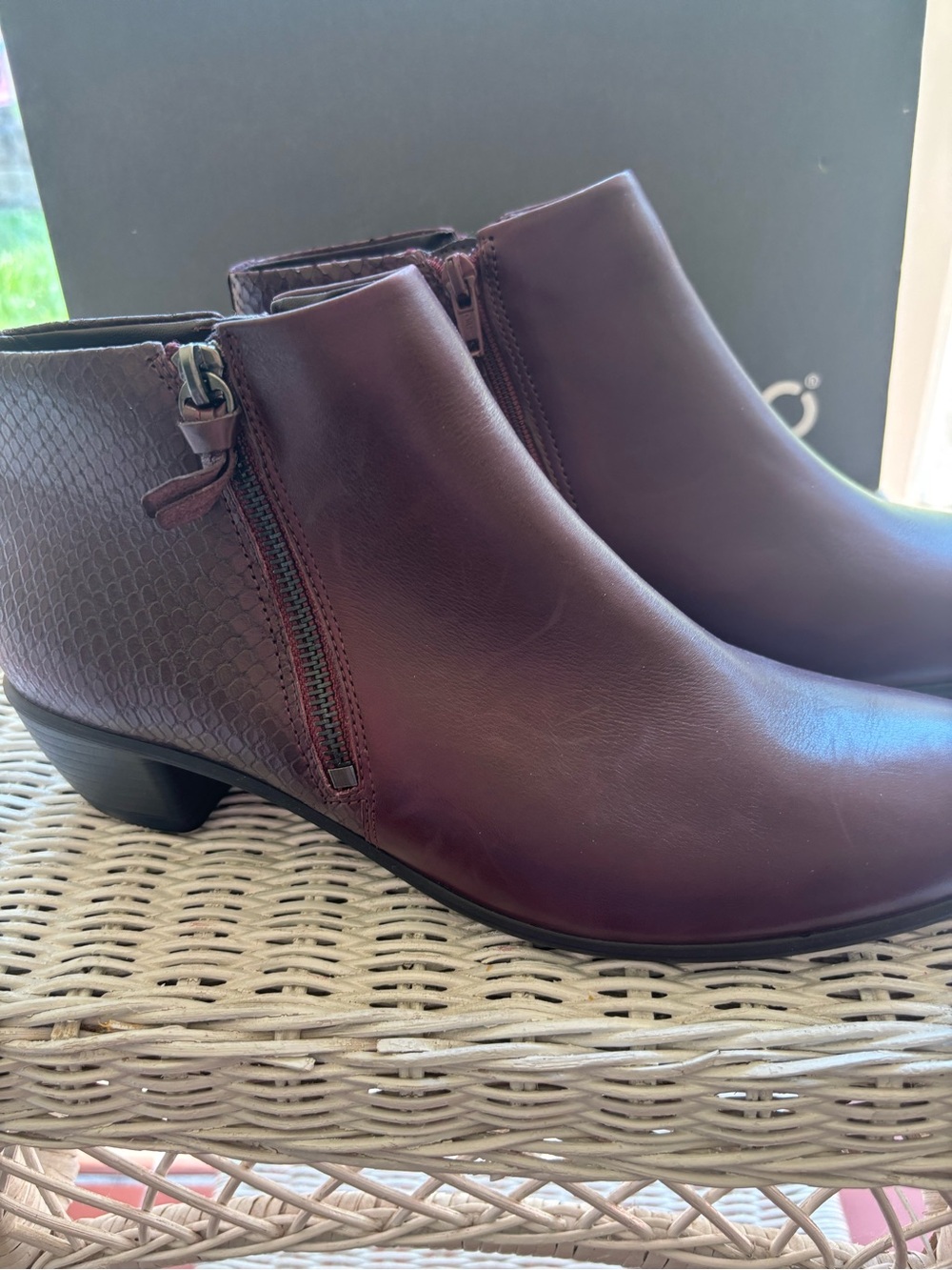 NWT ECCO sz9-9.5 Women's Burgundy Leather Ankle Boots - Classic Side-2 Zip Style